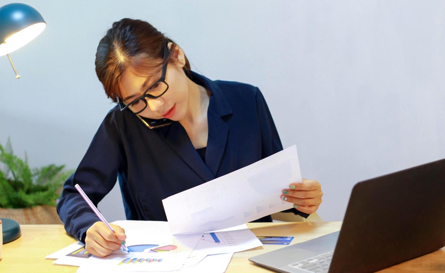 Profesional analizando datos financieros en múltiples pantallas